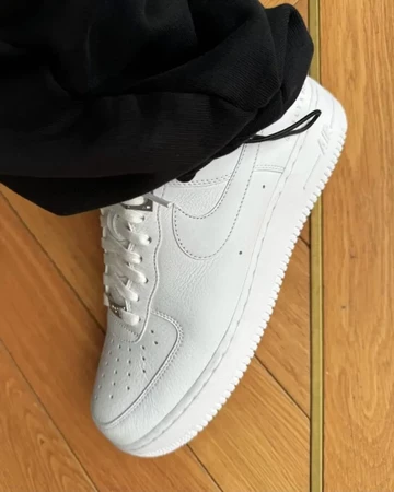 ALYX Nike Air Force 1 Low am Fuß