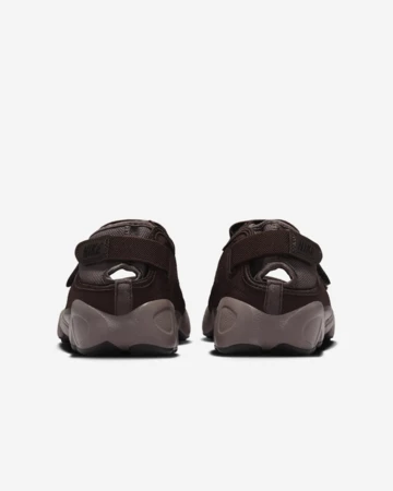 Nike Air Rift Orewood Brown Paar von hinten