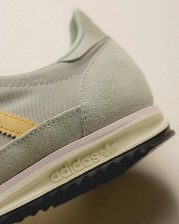 Details des adidas SL 72 Gentle Green von Asphaltgold abgelichtet
