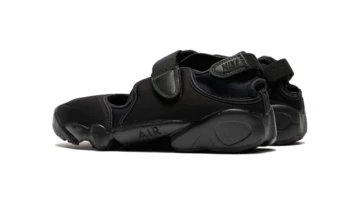 Nike Air Rift Triple Black Paar von hinten
