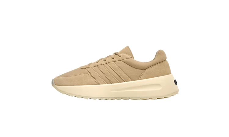 Der Fear of God adidas Athletics Los Angeles Clay von der Seite auf weißem Hintergrund