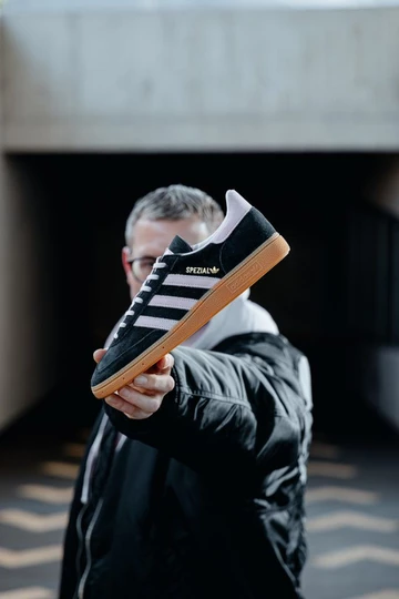 Christopher hält den adidas Handball Spezial Black Clear Pink