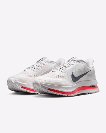 Nike Pegasus Premium Bright Crimson Paar schräg seitlich