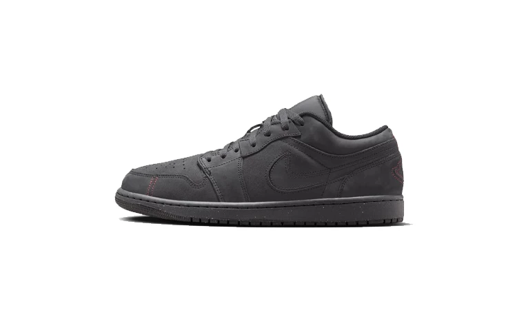 Der Jordan 1 Low Craft Dark Smoke Grey von der Seite auf weißem Hintergrund