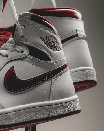 Jordan 1 High 85 Metallic Burgundy Lookbook Detail seitlich von Unten