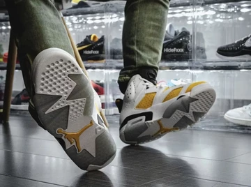 Der Jordan 6 Yellow Ochre am Fuß