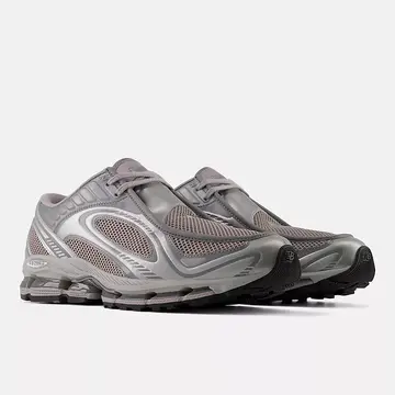 New Balance 1890A Mac Toe Truffle Salt schräg