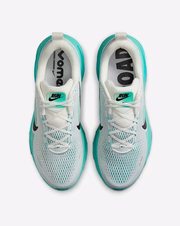Nike Vomero 18 Dusty Cactus Paar von oben
