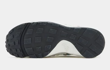 Der Nike Air Footscape Woven Rainbow hängt am Roboterarm