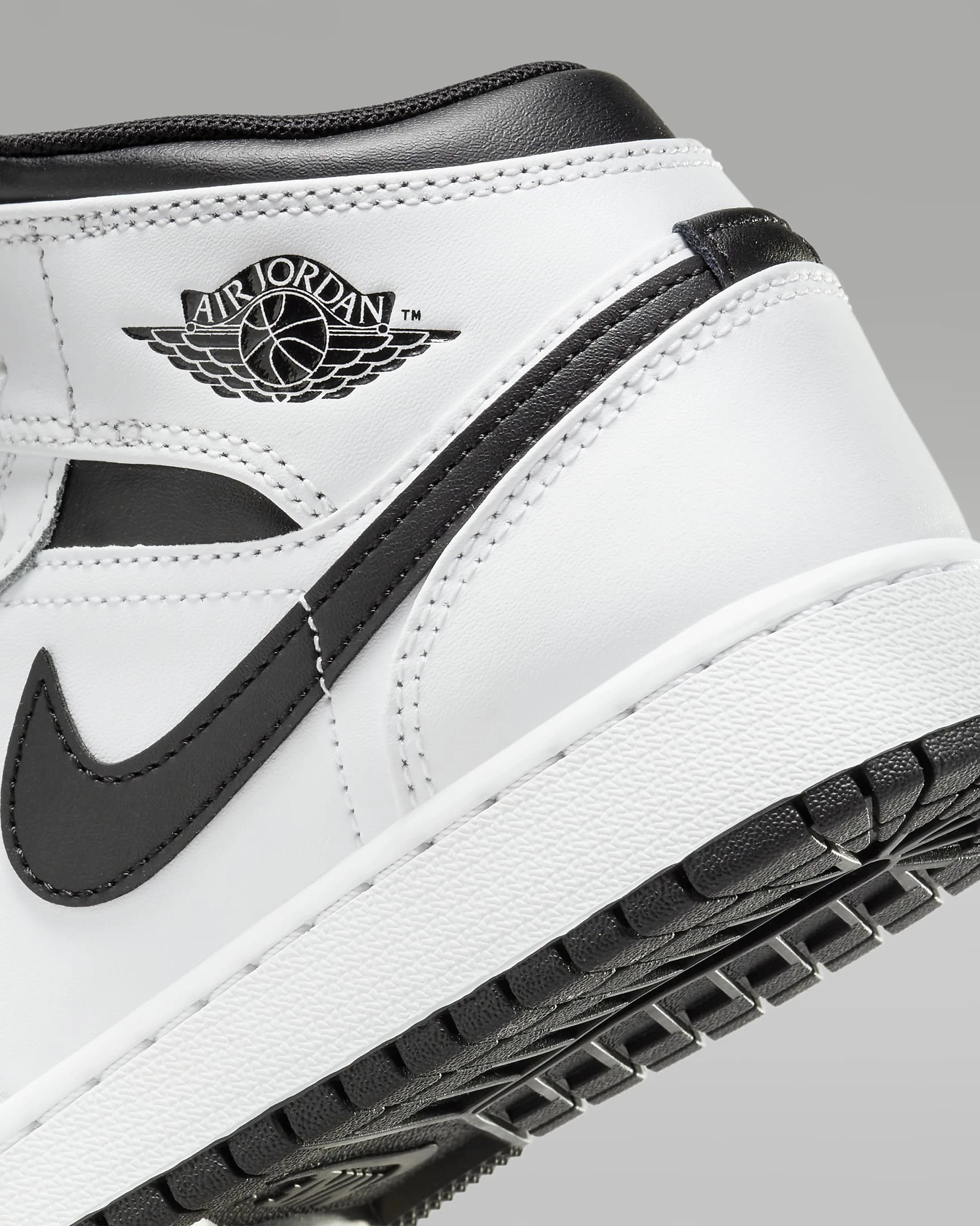 Jordan 1 Mid GS White Reverse Panda DQ8423-132 | Dead Stock