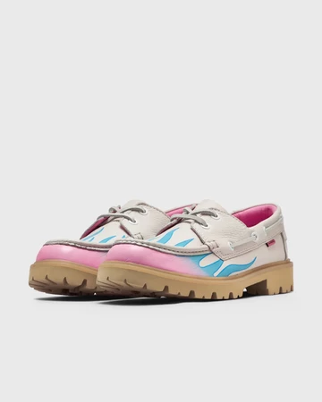 CLARKS x Bisous Bisous Cleyhill Fire Pack schräg