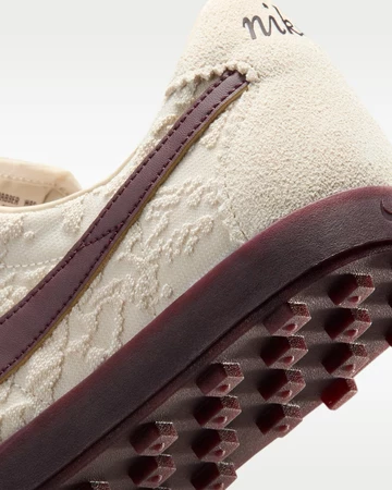 Nike Astrograbber SE Light Cream & Burgundy Crush Sohle