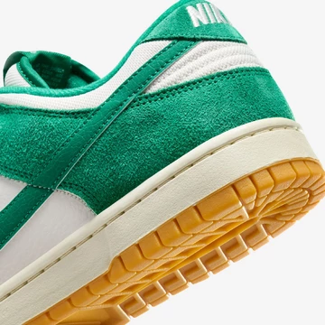 Dunk Low Suede Malachite Ferse Closeup