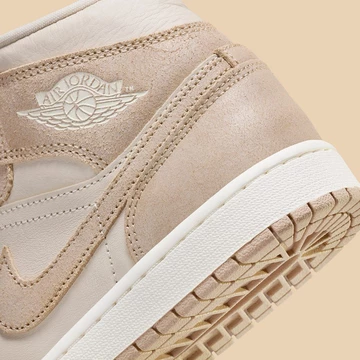 Die Ferse des Der Jordan 1 Mid Legend Light Brown fotografiert von Asphaltgold