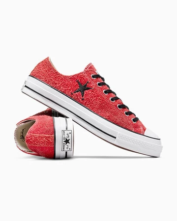 Der Stussy Converse Chuck 70 Low Poppy Red von der Seite