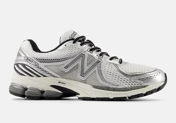 Die Außenseite des New Balance 860V2 Optic White