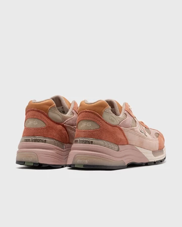 Joe Freshgoods x New Balance 992 Aged Well Paar schräg hinten