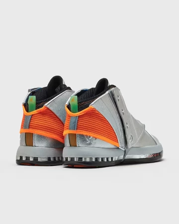 Free The Youth x Nike Jordan 16 schräg