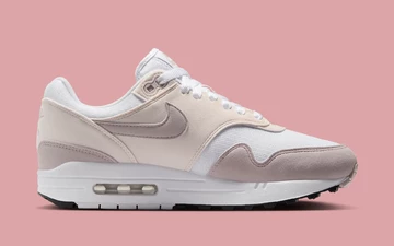 Nike Air Max 1 Platinum Violet auf pinkem Hintergrund seitlich