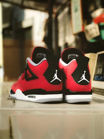 Nike Air Jordan 4 Retro Toro Bravo von hinten