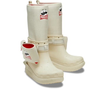 Die Classics Boots aus dem Pringles Crocs Classic Pack von schräg außen