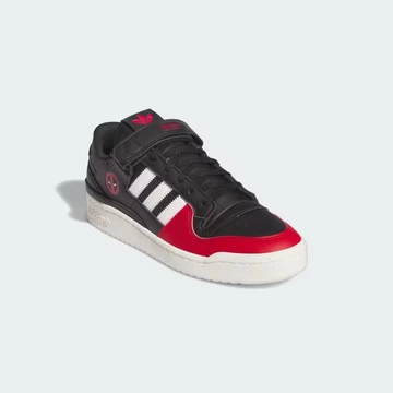 Marvel x adidas Forum 84 Low Deadpool schräg von vorne