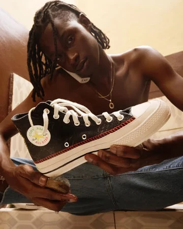 Daily Paper x Converse Chuck 70 Black Pack - Lookbook, in der Hand