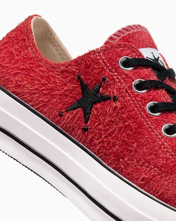 Das Logo von Stussy auf der Innenseite des Stussy Converse Chuck 70 Low Poppy Red