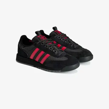 Manchester United x adidas SPZL F.C. SL83 Core Black schräg