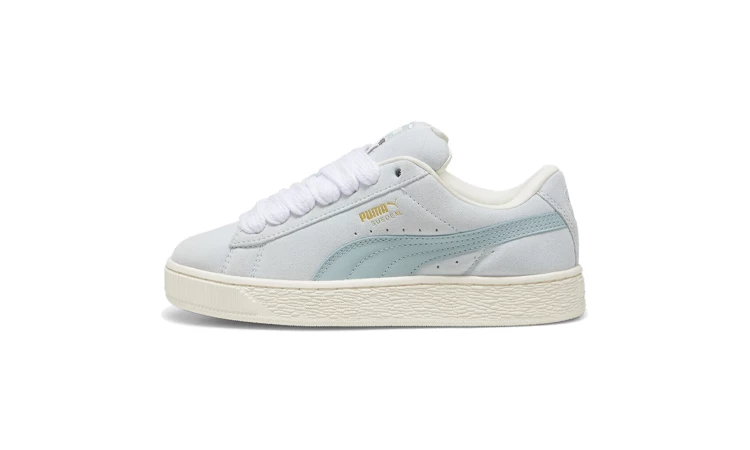 Der Puma Suede XL Dewdrop von der Seite auf weißem HIntergrund