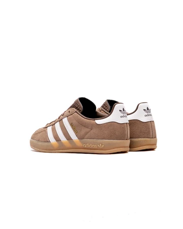 adidas Gazelle Indoor Earth Strata schräg