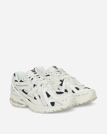 Der New Balance 1906R Polka Dot White von schräg außen