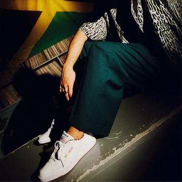 Wacko Maria x Reebok Club C 85 Leopard Pack Lookbook Model sitzend