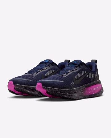 Nike Vomero 18 SE Obsidian & Hyper Violet schräg