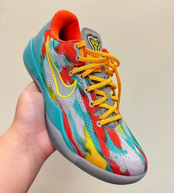 Jemand hält den Nike Kobe 8 Protro Venice Beach in der Hand