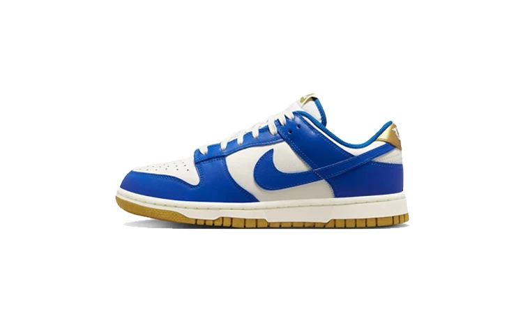 Dunk Low Kansas City Royals von der Seite auf weißem Hintergrund
