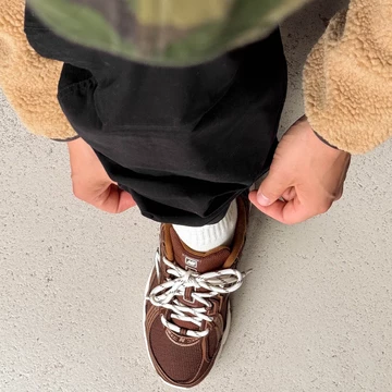 New Balance 740 Pumpernickel am Model