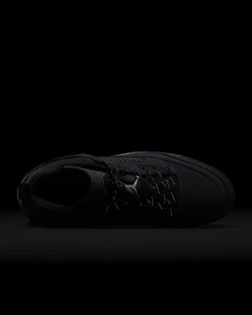 Jordan Spizike Low Dark Obsidian im Dunkeln