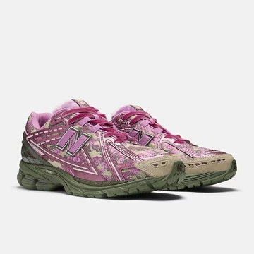 Jack Harlow x New Balance 1906R Flowered Pink Paar schräg seitlich