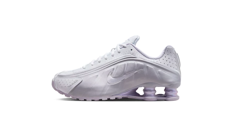 Der Nike Shox R4 Metallic Purple von der Seite auf weißem Hintergrund