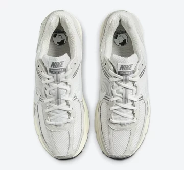 Nike Vomero 5 Platinum Tint von Oben
