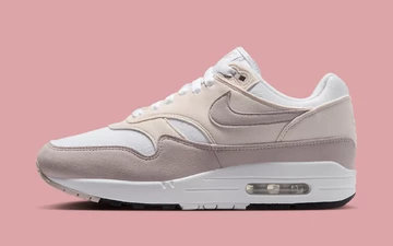 Nike Air Max 1 Platinum Violet auf pinkem Hintergrund seitlich