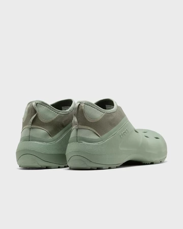 Satisfy x Crocs Quick Trail Clog Pack Tumbleweed von schräg vorne