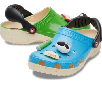 Die Classics Clogs aus dem Pringles Crocs Classic Pack von schräg außen