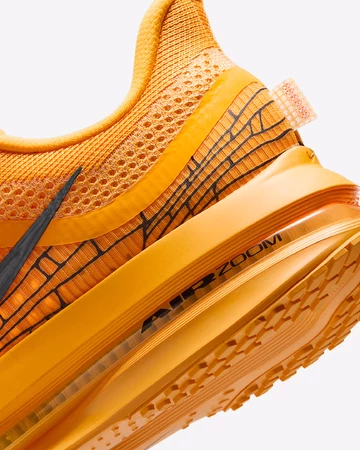 Nike Pegasus LV8 Laser Orange Ferse Details