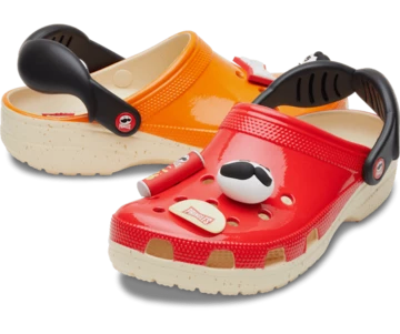 Die Classics Clogs aus dem Pringles Crocs Classic Pack von der Seite