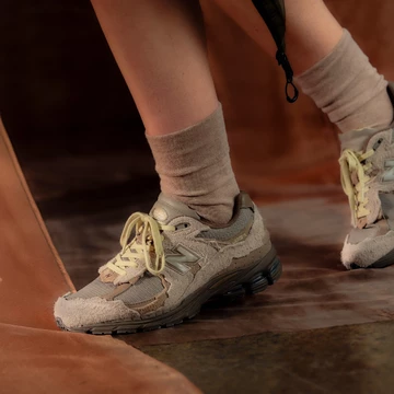 Size? x New Balance 2002R Refined Future Khaki Mood Außenseite