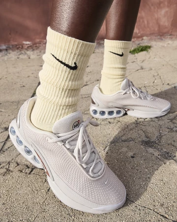 Ein Model trägt den Air Max DN Light Orewood am Fuß