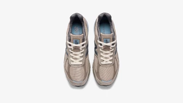 AURALEE x New Balance 990v4 Brown Paar von oben