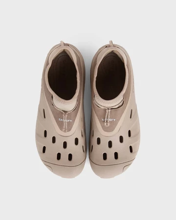 Satisfy x Crocs Quick Trail Clog Pack Tumbleweed Paar